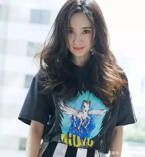 杨幂夏季也是少女心泛滥卡通t恤配半裙减龄时尚,像18岁少女