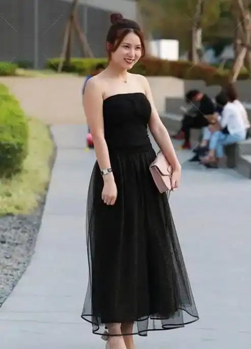 街拍笑容甜美的小姐姐,一条黑色的连衣裙,时尚清新气质美