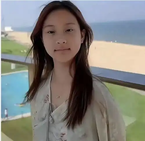 李小璐和甜馨海边玩走一起像姐妹,42岁扎麻花辫像20岁