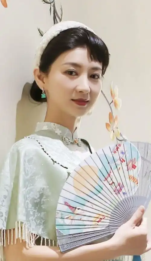 斓曦太适合穿旗袍了,穿古装旗袍出席活动,仿佛是穿越的古代美人