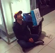 英媒曝男士商场购物可怜照