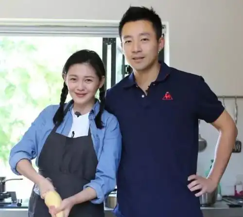 大s闹离婚,汪小菲请好友家中吃火锅,张兰和徐妈态度大有不同