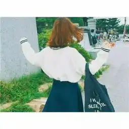 女生唯美意境白边背影头像2018拿一辈子去赌却输的一踏糊涂