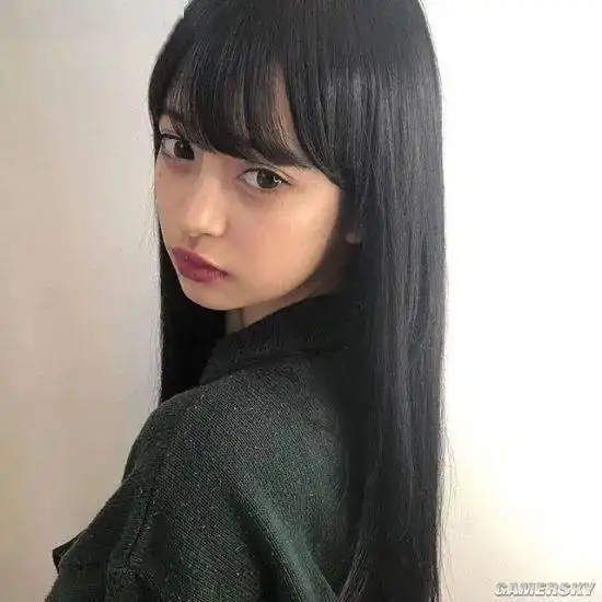 因绯闻走红的日本18岁少女原是四国混血的嫩模