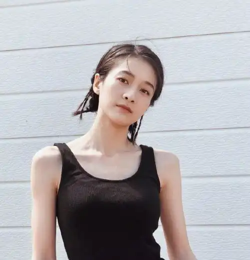张雪迎短发和辫子太可爱了,黑色吊带搭配紫色缝线休闲裤