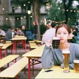头像女生手拿咖啡