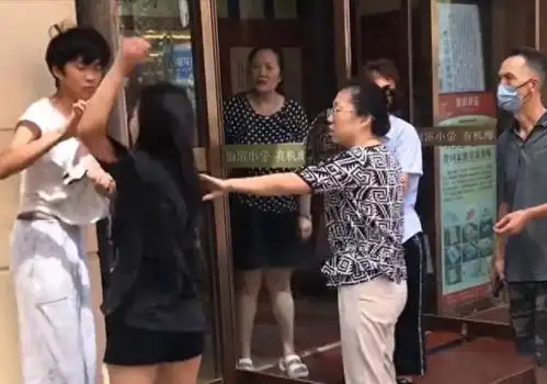 青岛小情侣当街吵架,女孩撕烂男孩衣服,大妈男子汉有没有担当