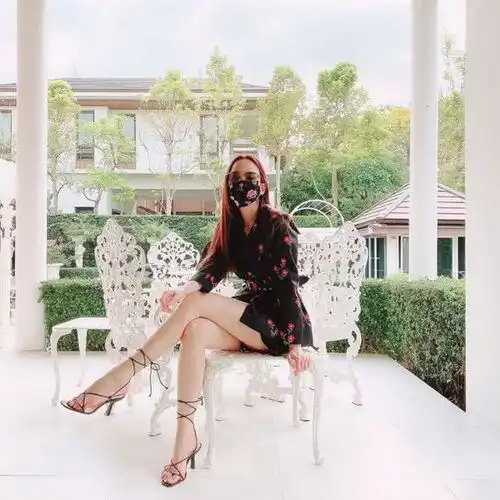 泰国41岁天后晒照,粉色纱裙难遮美腿,频换奶狗搭档成女版小李子