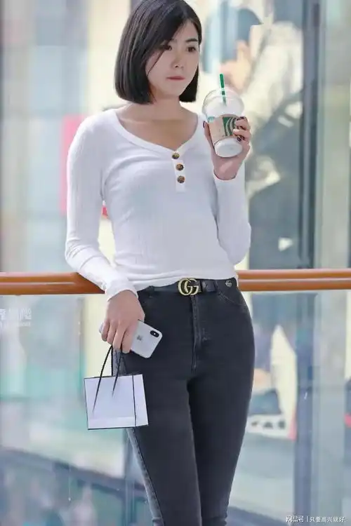 高挑的牛仔裤小姐姐