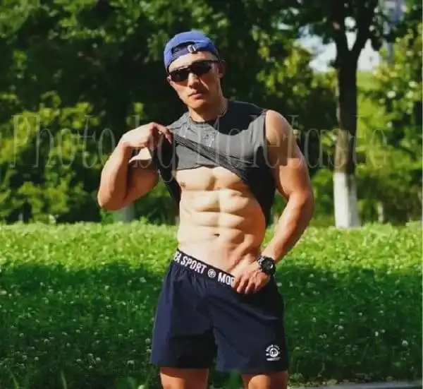 自带公狗腰的肌肉男,都是怎么练成的