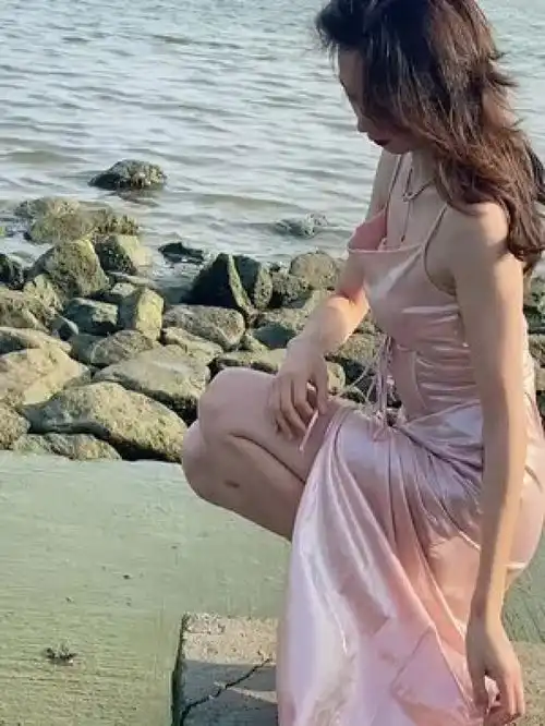 海边一道美丽的风景线是你的理想女朋友吗