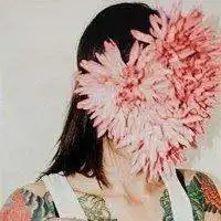 谁有类似这种女生拿花遮脸的女生头像