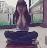 头像女生盘腿坐遮脸