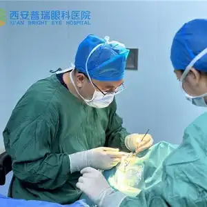 母亲发现3岁女孩照片里的秘密杨士强博士在西安普瑞眼科帮她解密
