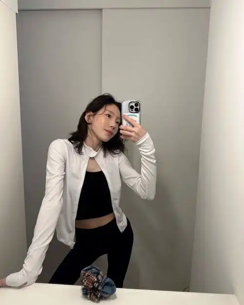 少女时代泰妍晒近照瘦成竹竿引热议,韩网友健康最重要