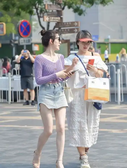 美女与闺蜜逛街,穿长袖遮挡赘肉,却故意用系带卷起下摆