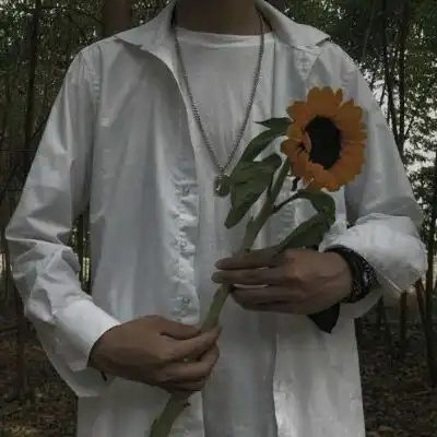 手里捧着花拿花的男生头像