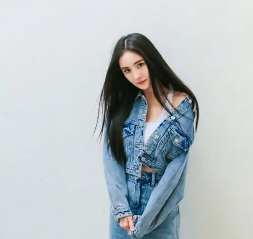 娱乐圈身材最完美的女明星杨幂,普通的牛仔也是那么时尚有气质