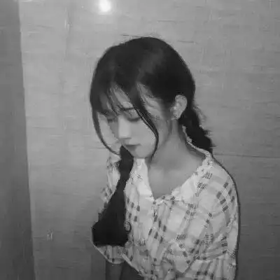 可爱女生黑白头像,搞怪的玩手机自拍的都有
