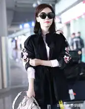 陈数太少女,在黑色外套的袖子上别桃花,意外好看