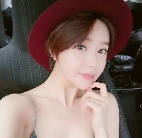 胸狠韩国美女jumimmm留学过香港大学,丰满身材引来很多关注