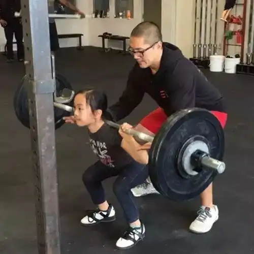 12岁的她痴迷撸铁,洪荒之力碾压众人,震惊整个健身圈