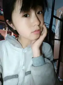 上大学了夏天穿了连衣裙和丝袜被好多女生说性感心里不开心