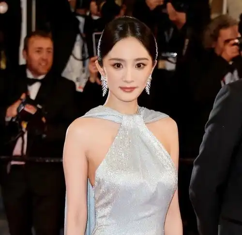 当45岁章子怡和37岁杨幂同框,一个气质如女王,一个变成小跟班
