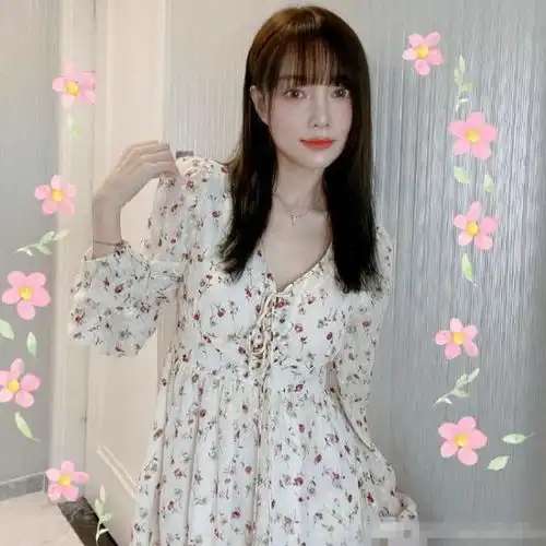 李小璐晒美照,穿白色印花裙大秀身材,配空气刘海发型气质像网红