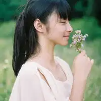 求捧花的女生头像