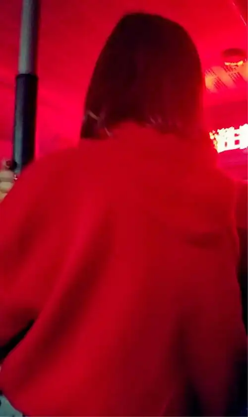 女子抱娃挤公交很吃力被乘客感动很温暖