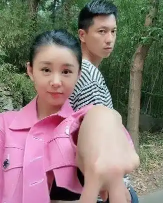 曾被称为娱乐圈最干净女星,35岁李小萌搞怪出镜,老公当背景板