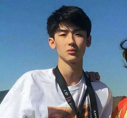 异性聊天,若男生突然对你提这3要求,说明他对你动了心