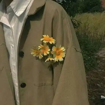 手里拿花的男生头像单身头像想恋爱了