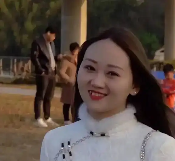 网红连体夫妻婚姻破裂,断腿男出轨年轻漂亮女粉丝,抛弃断臂发妻