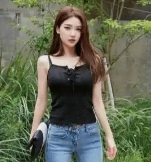 美女小姐姐展现完美身材,穿紧身连衣裙,秀出完美身材