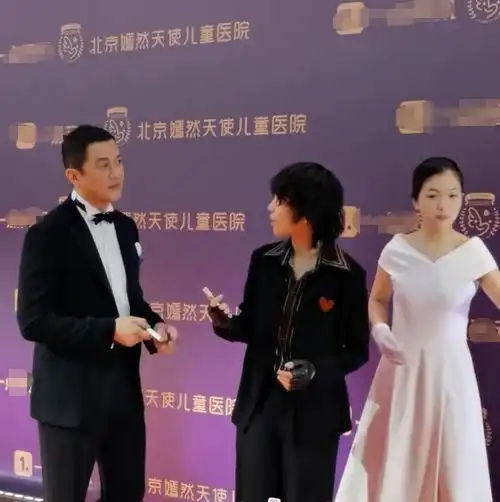 李亚鹏和继女10月20日同台互动,亲密如昨,窦靖童中性十足如男子
