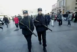 组图北京女特警首次在火车站持枪上岗
