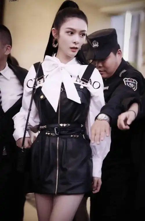 火箭少女今晚营业图吴宣仪仙女气,杨超越美萌,傅菁御姐超a