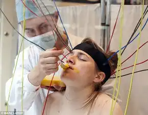 血淋淋女艺术家恐怖橱窗秀抗议动物虐待