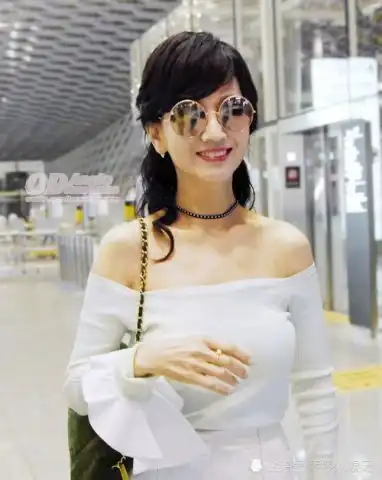 63岁赵雅芝穿一字肩美成少女网友简直美的太过分了