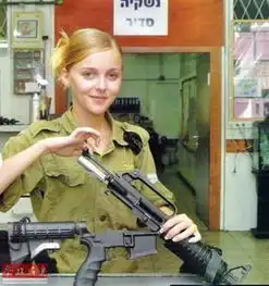 各国美女大比拼看美女教正确持枪摆拍姿势