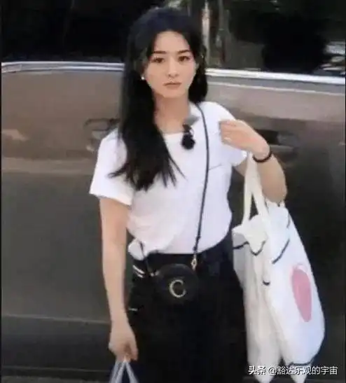 赵丽颖近照曝光,素颜打扮很接地气,网友跟普通人差不多