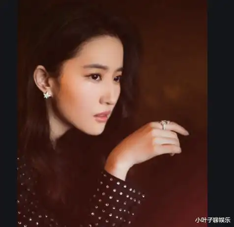 刘亦菲多年前的撑伞姑娘,如今已成为一线女明星,真是此一时彼一时
