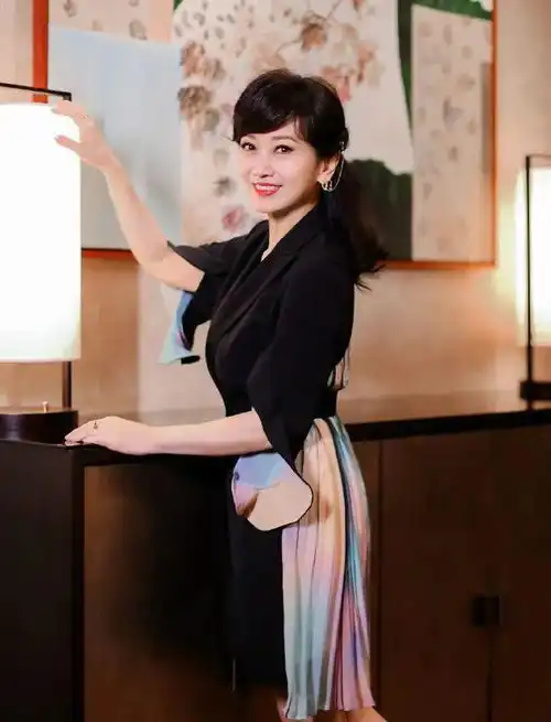 五六十岁的女人别穿得太花,显俗气学赵雅芝这样穿花衣服才优雅