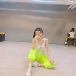 李小璐高调复出,穿背心秀身材,却被甜馨的坐姿抢了镜