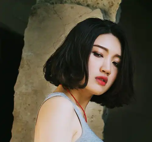 在一处废弃房屋边的短发气质牛仔美女
