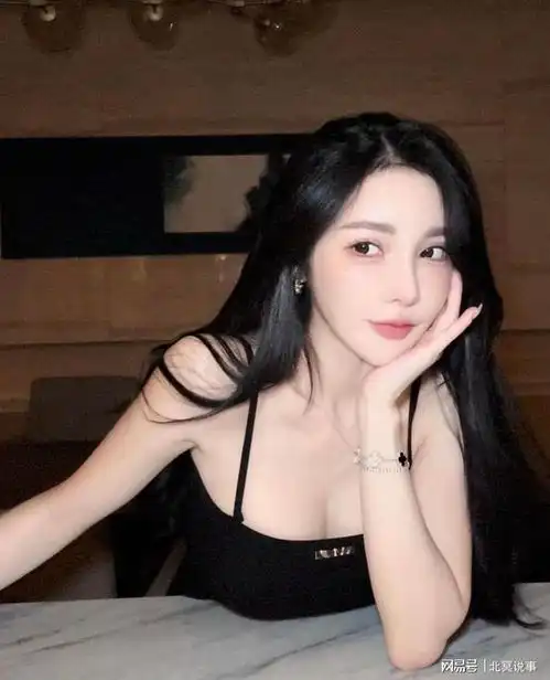 大胸美女多嚣张累了,放桌上歇会儿