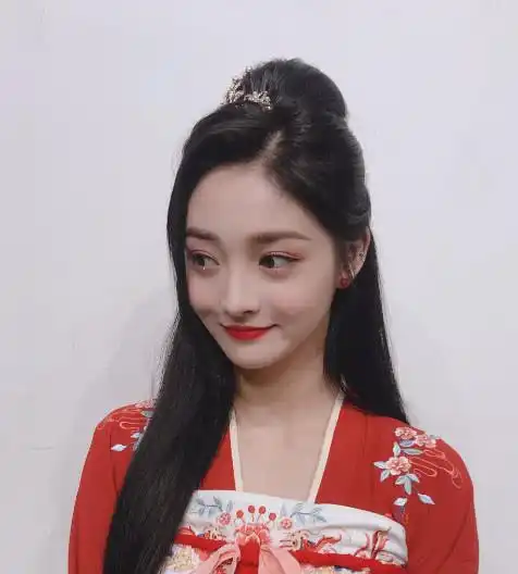 王思聪又换女友啦,网友们发现思聪这次好像换了口胃