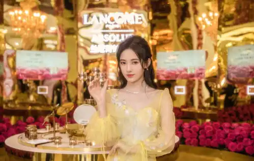 太爱鞠婧祎了,穿抹胸轻纱裙戴蝴蝶发卡,置身花丛美成小仙女了